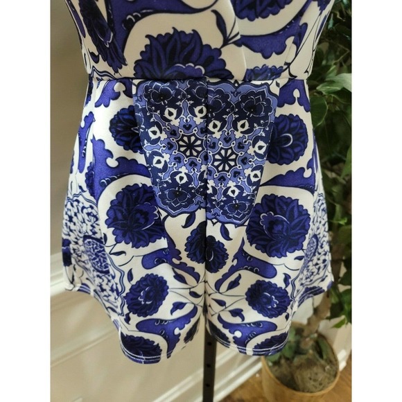 Boohoo Women White & Blue Floral Polyester V-Neck ShortSleeve Romper Suit Size 6 - Picture 3 of 8
